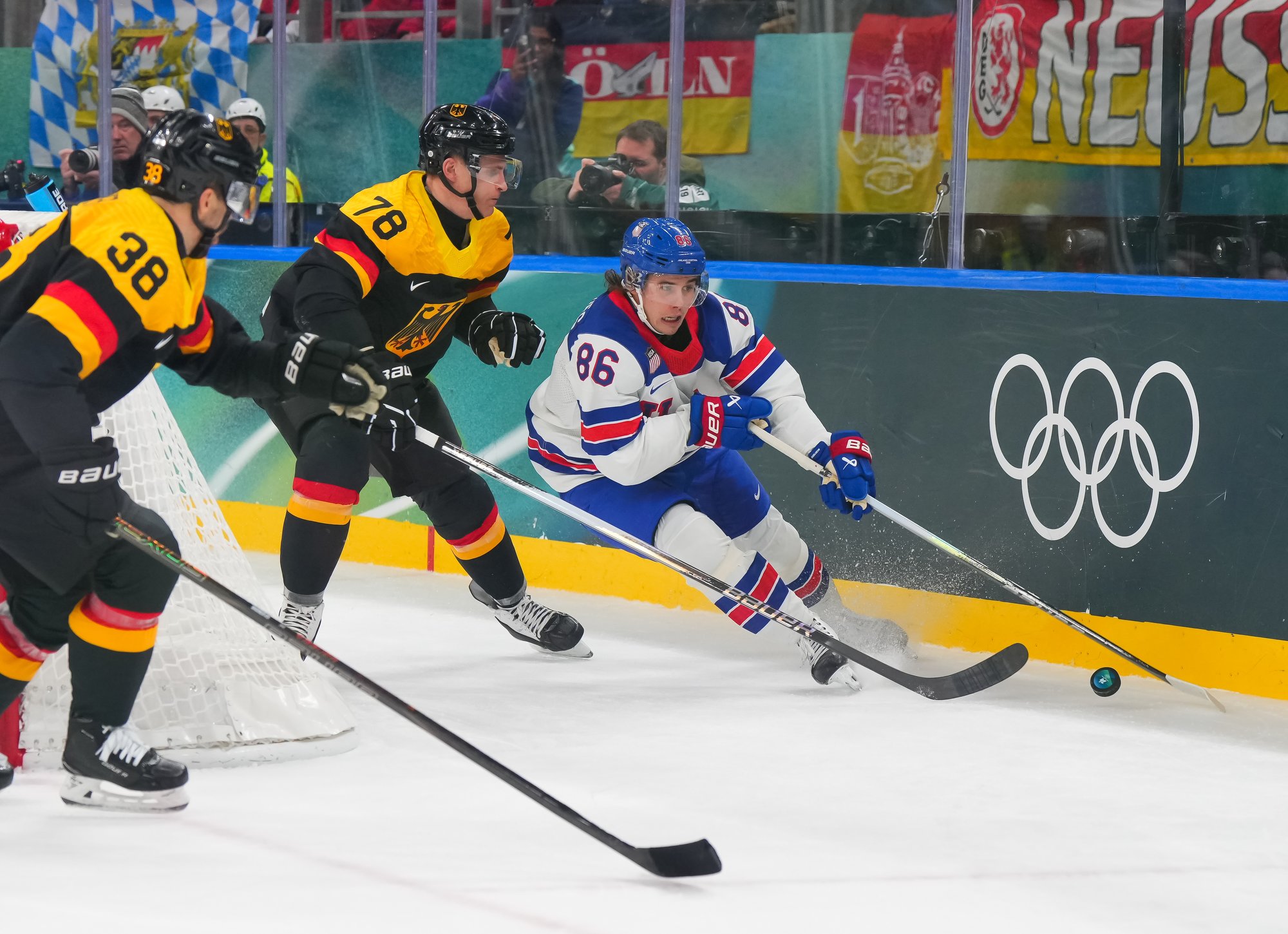 revivez le but décisif de quinn hughes qui qualifie les états-unis pour les demi-finales du tournoi de hockey olympique.