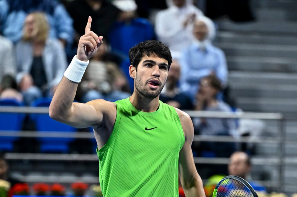 découvrez la réaction de carlos alcaraz face à une demande insolite lors du qatar open, un moment rempli de rires et de surprise.