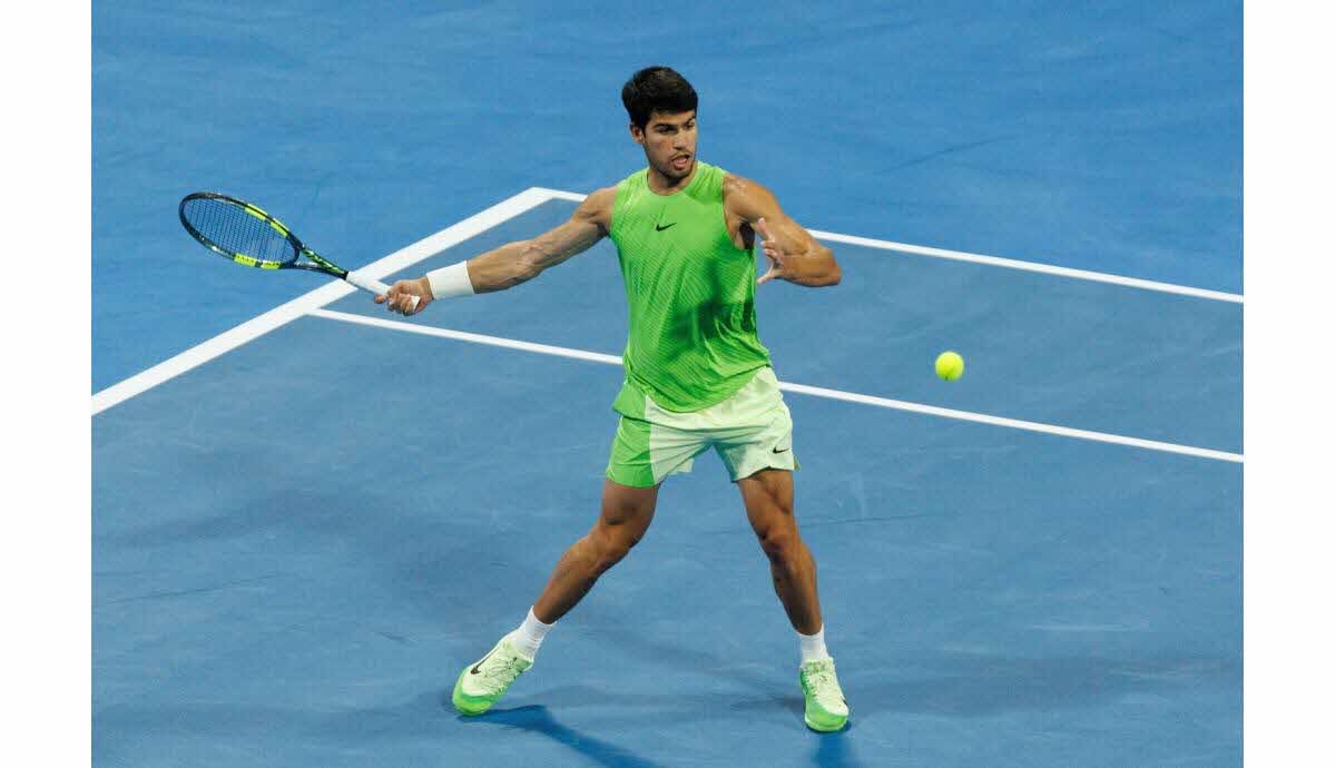 découvrez la réaction amusée de carlos alcaraz face à une demande insolite lors du qatar open, un moment de légèreté dans la compétition.