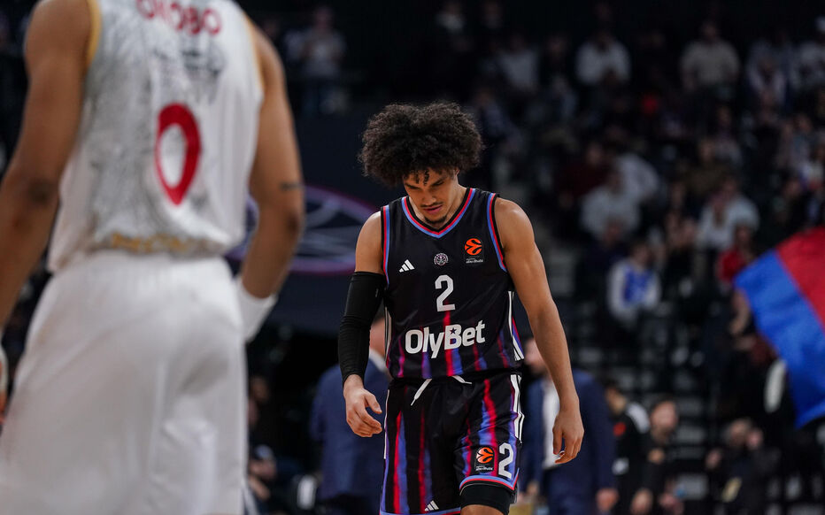 revivez la défaite humiliante de l'équipe de basket du lycée, une leçon difficile mais pleine d'enseignements pour les joueurs.