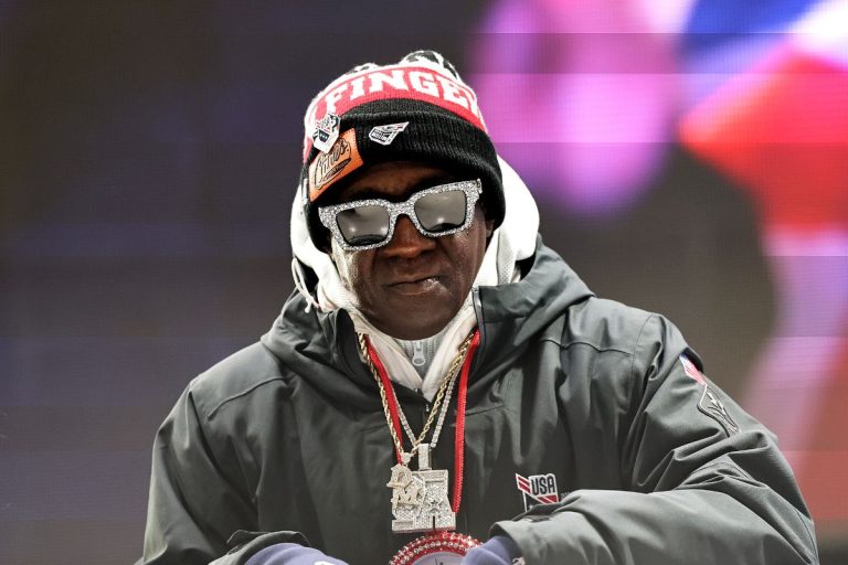 découvrez comment flavor flav transforme le refus de trump en un spectacle médiatique captivant, mêlant humour et critique sociale.