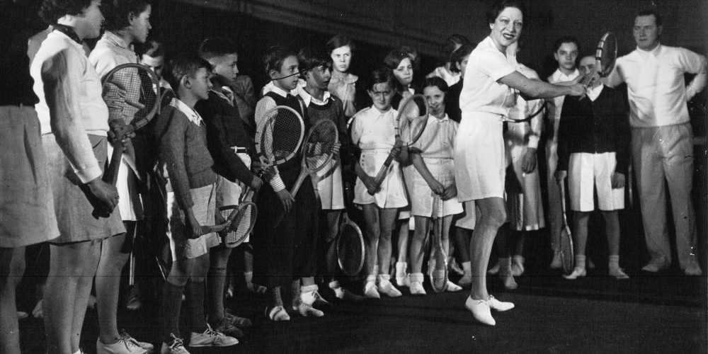 découvrez le mural vibrant rendant hommage à une pionnière noire du tennis, célébrant son héritage et son impact historique dans le sport.