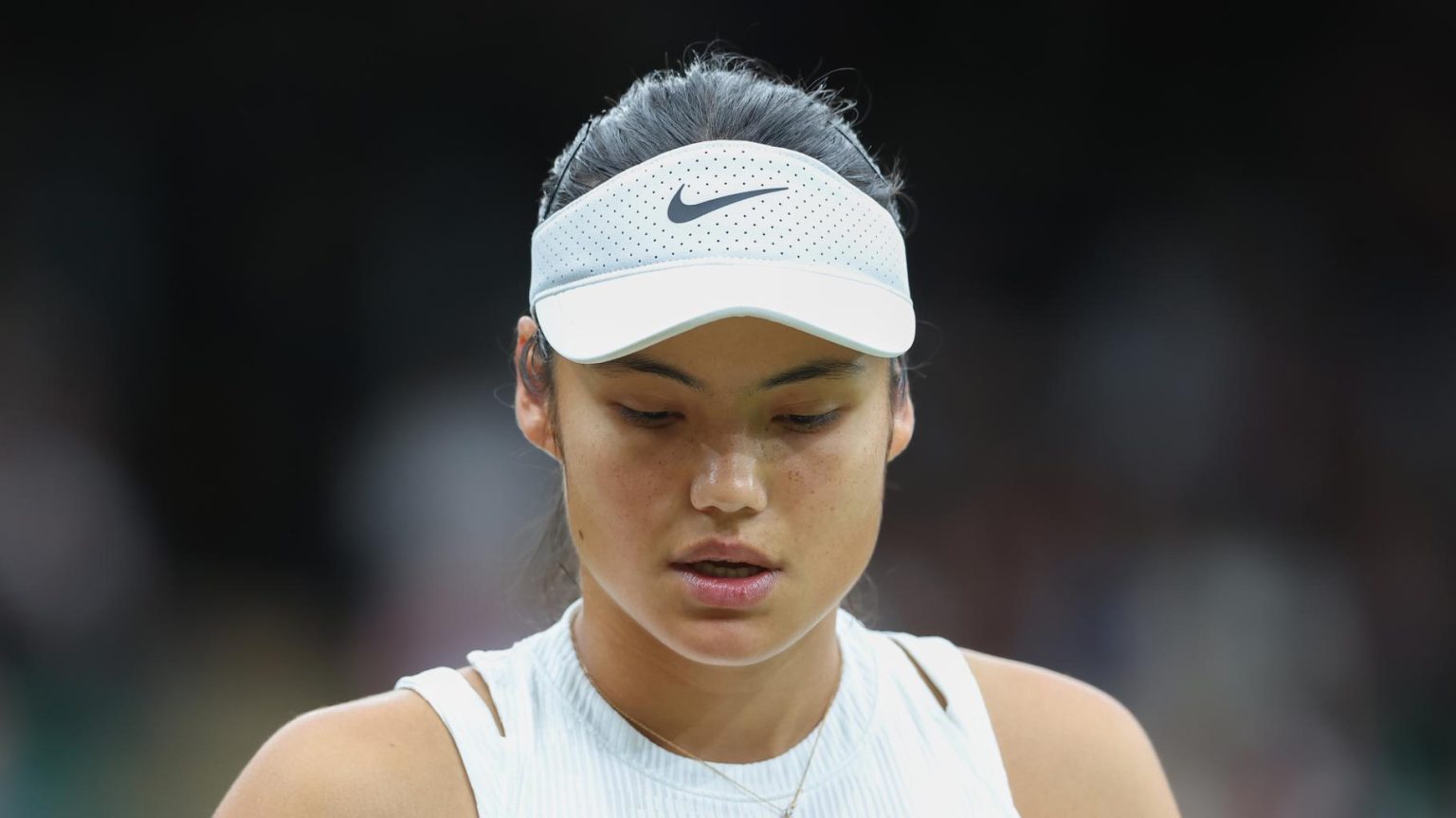 raducanu éliminée dès le 1er tour du tournoi de tennis de dubaï, une surprise pour les fans et une déception pour la joueuse.