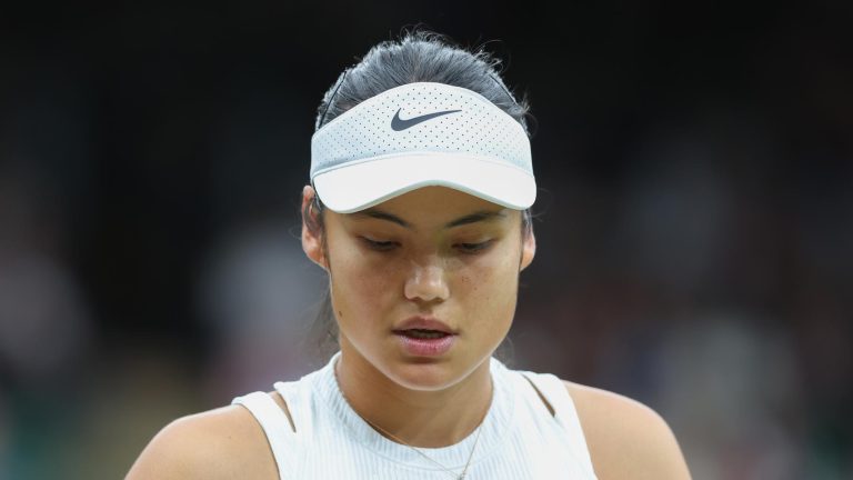 raducanu éliminée dès le 1er tour du tournoi de tennis de dubaï, une surprise pour les fans et une déception pour la joueuse.
