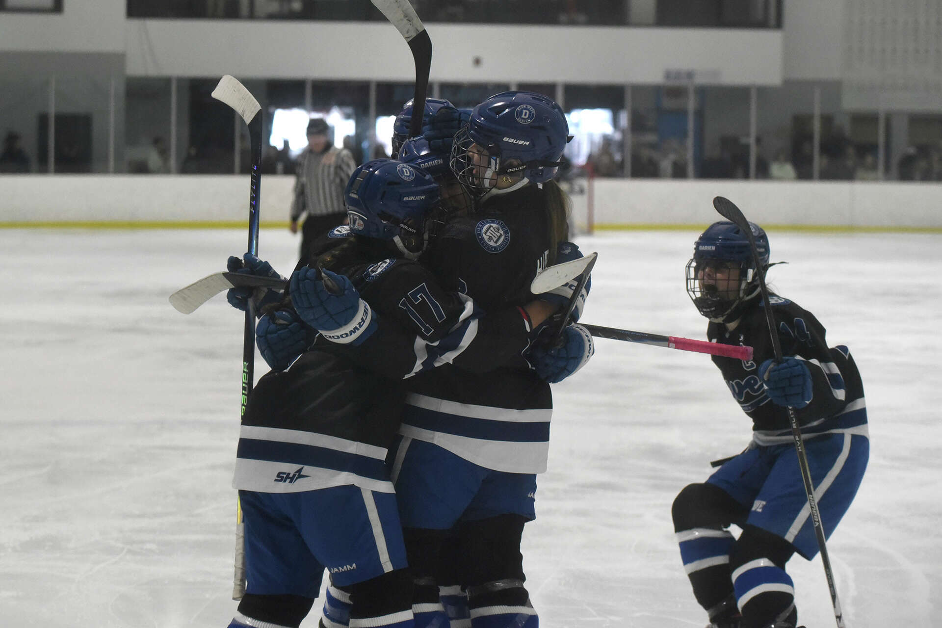 new canaan remporte son 3e titre consécutif en hockey fciac, confirmant sa domination dans la ligue avec une performance exceptionnelle cette saison.