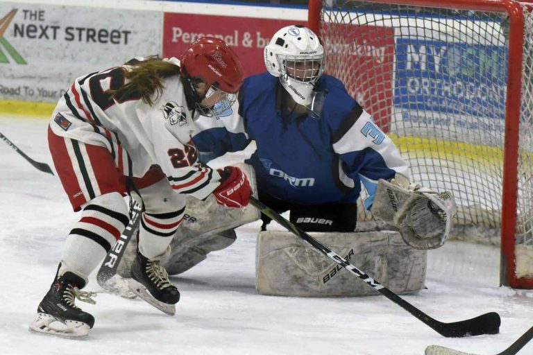 new canaan remporte son 3e titre consécutif en hockey fciac, confirmant sa domination et son excellence dans la compétition cette saison.