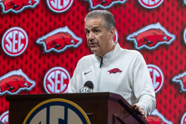après la lourde défaite d'arkansas, john calipari exprime ses souhaits pour rebondir et motiver son équipe à se relever rapidement.