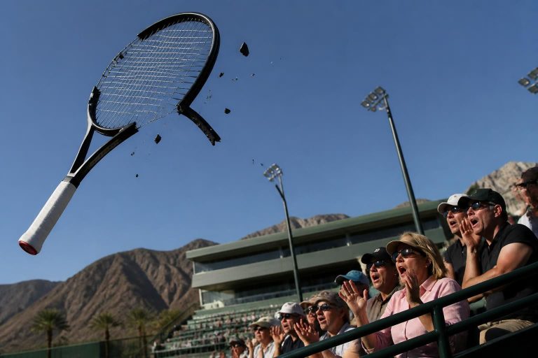 découvrez l'incident surprenant à indian wells où une raquette de tennis brisée a été projetée hors du stade, provoquant l'étonnement parmi les spectateurs.
