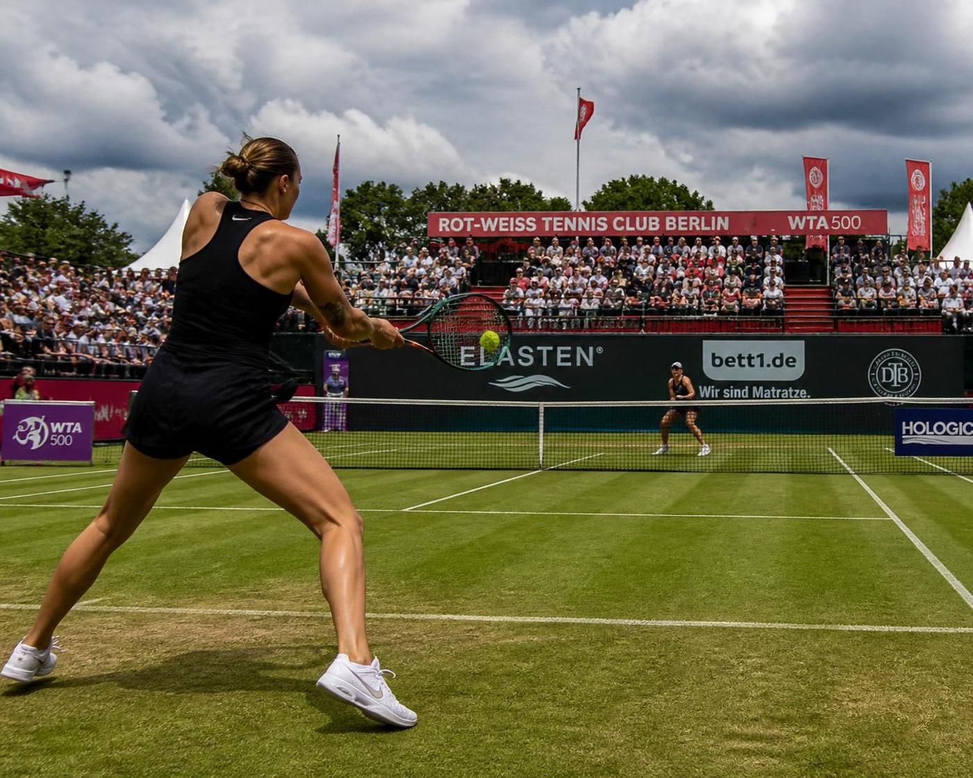 découvrez un aperçu détaillé du duel intense entre aryna sabalenka et jessica pegula lors du tournoi de tennis de berlin 2026, avec analyses et moments clés.