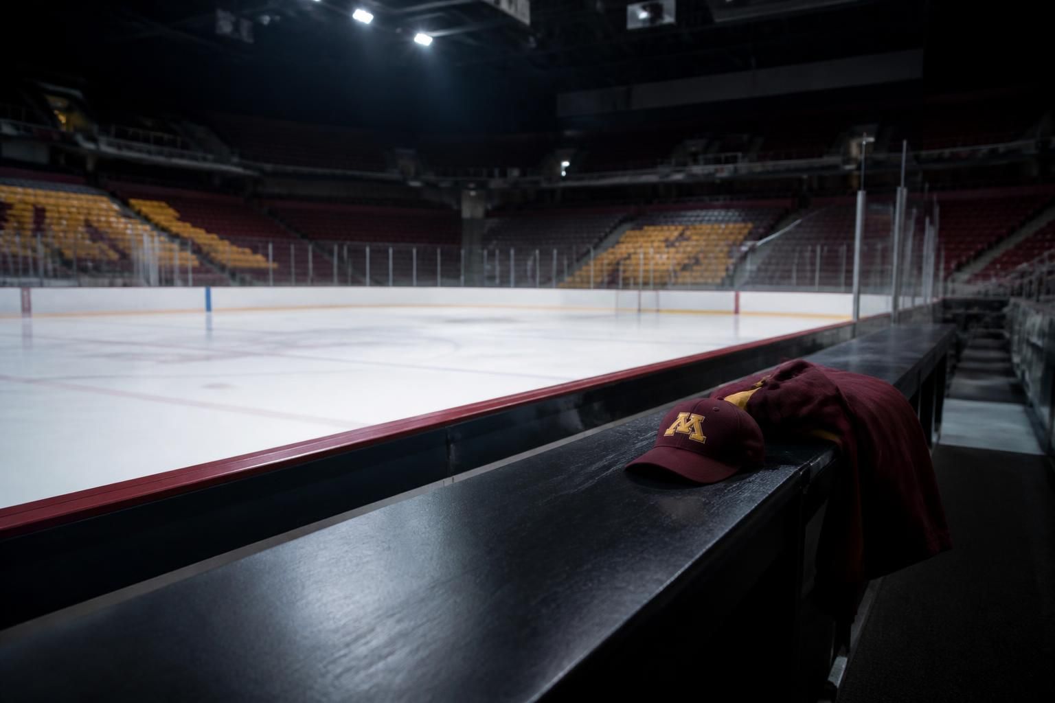 bob motzko ne sera pas reconduit comme entraîneur de l'équipe masculine de hockey de l'université du minnesota, selon des sources proches du dossier.