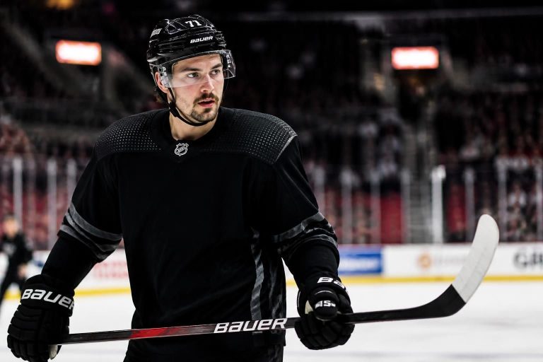 découvrez comment dylan larkin suscite un intérêt croissant de la part des équipes pour son transfert, avec une liste qui s'agrandit officiellement.