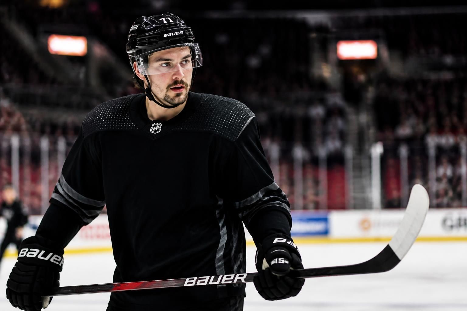 découvrez comment dylan larkin suscite un intérêt croissant de la part des équipes pour son transfert, avec une liste qui s'agrandit officiellement.
