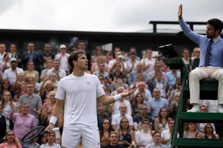 découvrez la controverse récente au tennis impliquant jack draper, pénalisé suite à une décision contestée liée à la règle du « hindrance ». analyse et explications détaillées.