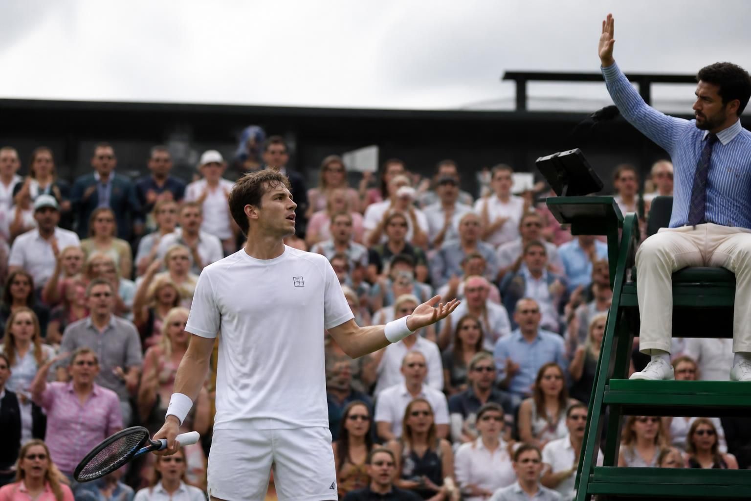 découvrez la controverse récente au tennis impliquant jack draper, pénalisé suite à une décision contestée liée à la règle du « hindrance ». analyse et explications détaillées.