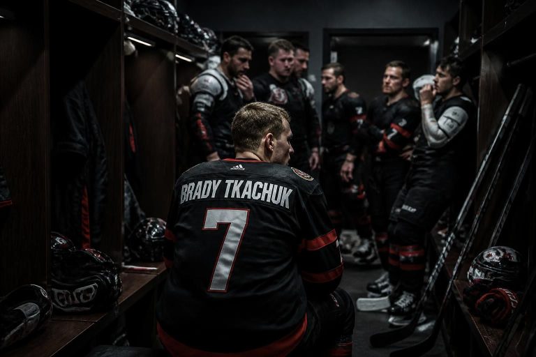 découvrez les tensions et rumeurs qui agitent les vestiaires suite à l'échange impliquant brady tkachuk, et les impacts en coulisses sur l'équipe.