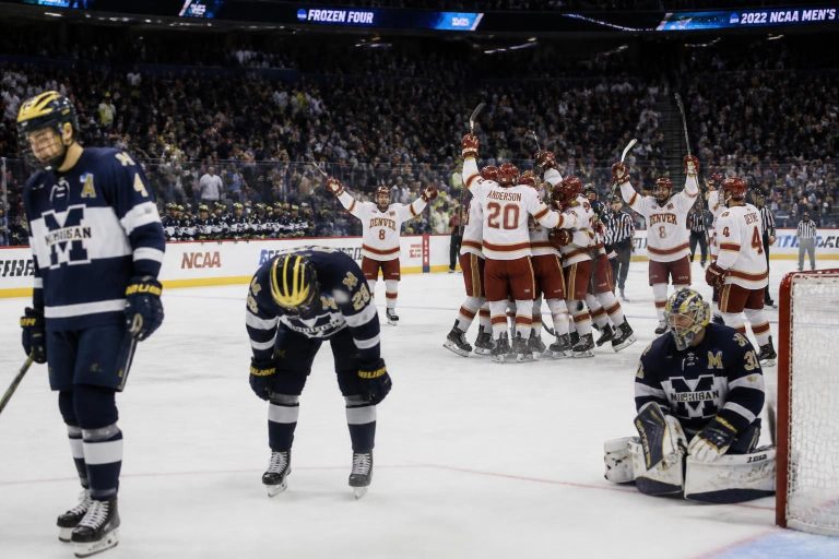 le hockey du michigan s'incline face à denver après une double prolongation intense lors de la frozen four, offrant un match palpitant et rempli d'émotions.