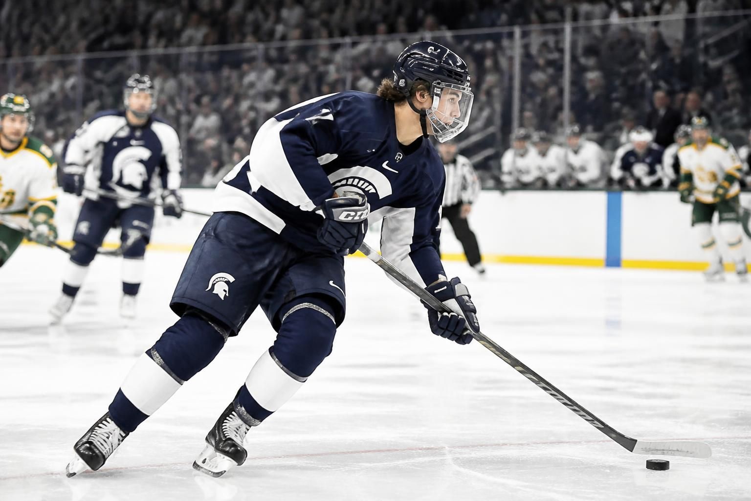découvrez comment porter martone, la star du hockey de msu, s'apprête à faire ses débuts en nhl ce mardi, marquant un tournant majeur dans sa carrière sportive.