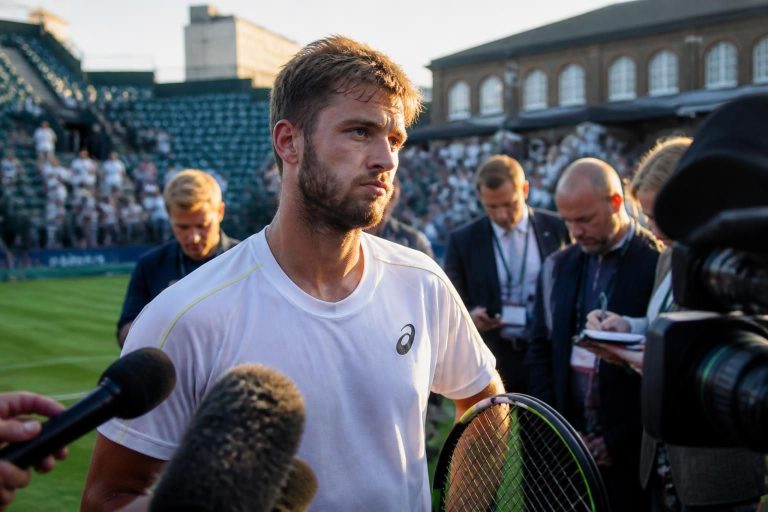 le tennisman français moutet condamné à une amende de 40 000 $ pour avoir proféré des jurons lors d'une interview au tournoi du queen’s.