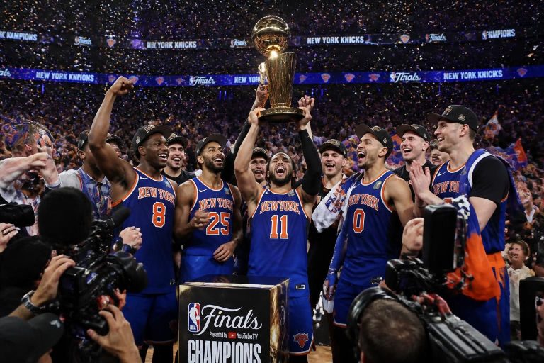les knicks remportent enfin leur premier titre nba après une attente historique de 53 ans, marquant un moment inoubliable pour les fans et l'équipe.