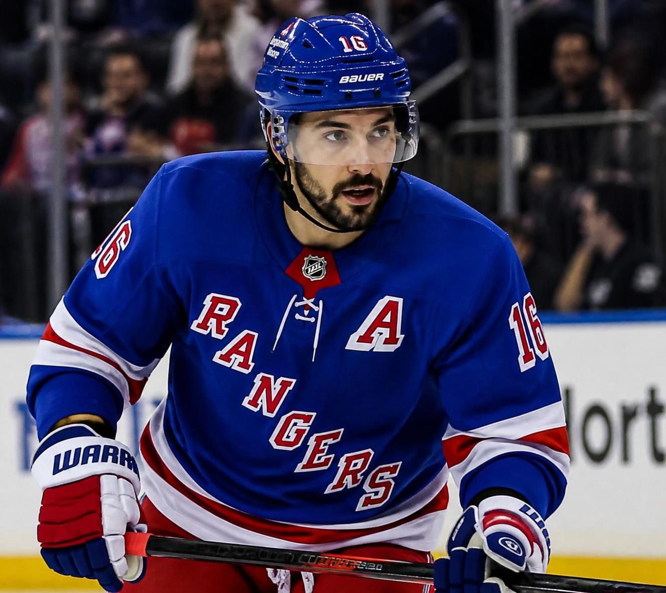 découvrez comment les new york rangers récompensent leur vétéran vedette pour ses performances exceptionnelles et son engagement envers l'équipe.