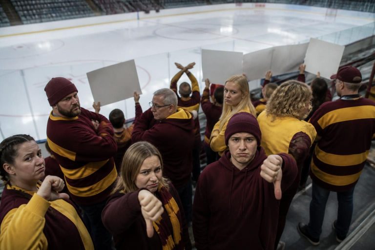 les supporters des gophers expriment leur mécontentement face à la nomination de brett larson comme nouvel entraîneur de l'équipe de hockey.