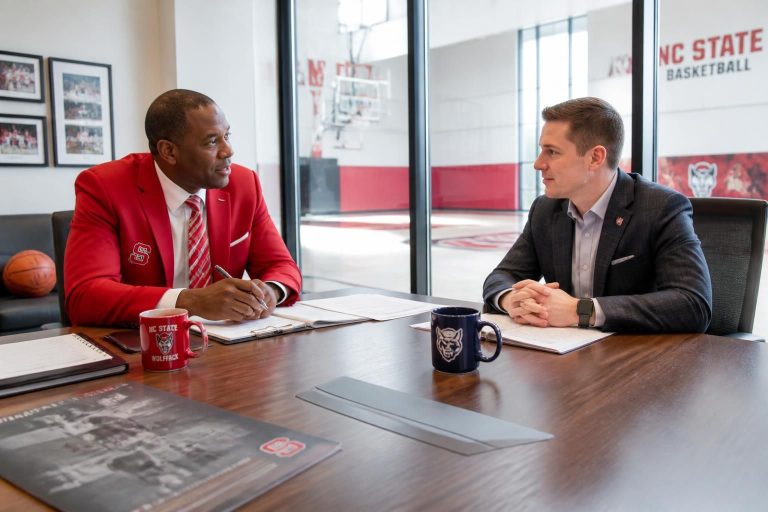 découvrez les dernières rumeurs concernant le basket nc state : les wolfpack ont rencontré josh schertz de saint louis pour le poste d'entraîneur principal. analyse et détails exclusifs sur cette possible nomination.