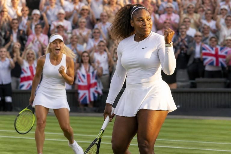 découvrez le retour spectaculaire de serena williams en double au queen's club, marquant un nouveau chapitre victorieux dans sa carrière tennistique.