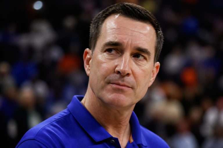 todd golden reconnaît ouvertement les défis rencontrés par florida après leur défaite contre iowa, analysant les causes et les perspectives d'avenir de l'équipe.
