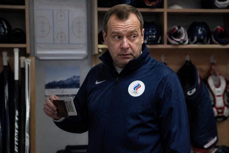 un entraîneur de hockey sur glace falsifie son statut vaccinal contre le covid pour pouvoir participer aux jeux olympiques 2022, soulevant des questions éthiques et sanitaires.