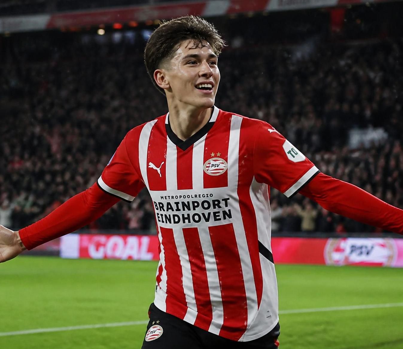 découvrez la saison exceptionnelle de l’attaquant du psv, reconnu et salué par une prestigieuse sélection pour ses performances remarquables sur le terrain.