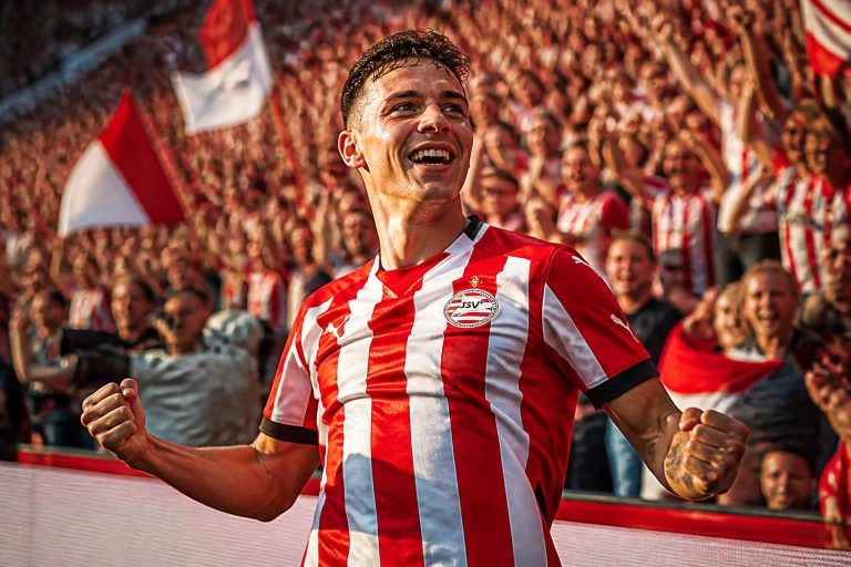 découvrez la saison exceptionnelle de l'attaquant du psv, acclamé par une prestigieuse sélection pour ses performances remarquables sur le terrain.
