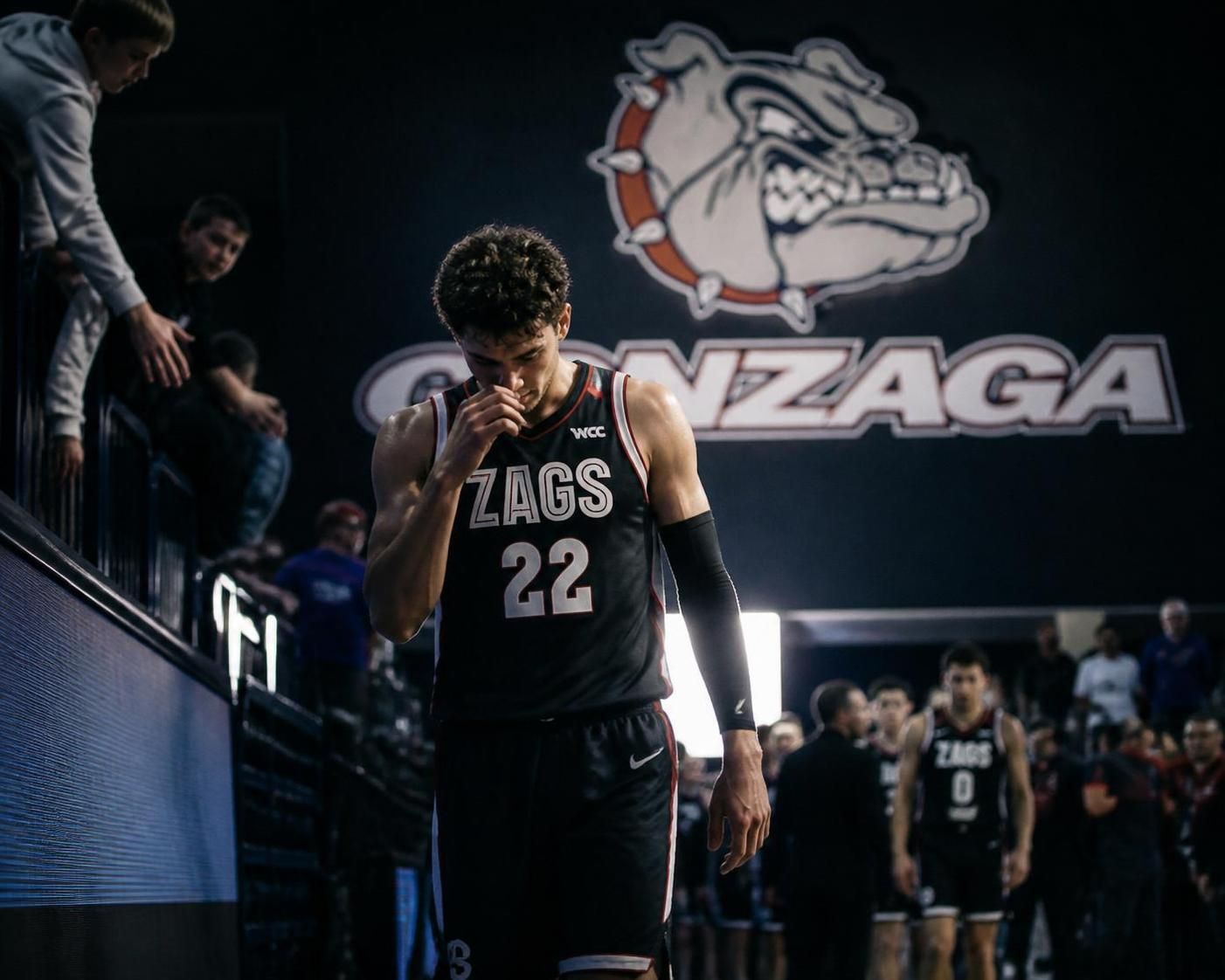découvrez comment gonzaga fait face au départ de saint-supery tout en maintenant ses ambitions dans le championnat de basketball pac-12.