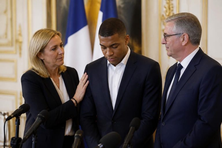 découvrez le soutien officiel de la ministre des sports et du président de la fff envers mbappé suite à l'incident lors de la coupe du monde 2026.