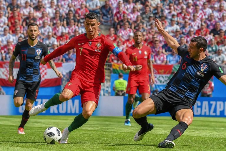découvrez le choc intense entre le portugal et la croatie lors de la coupe du monde, un affrontement palpitant prévu sous un soleil de plomb qui promet suspense et passion.
