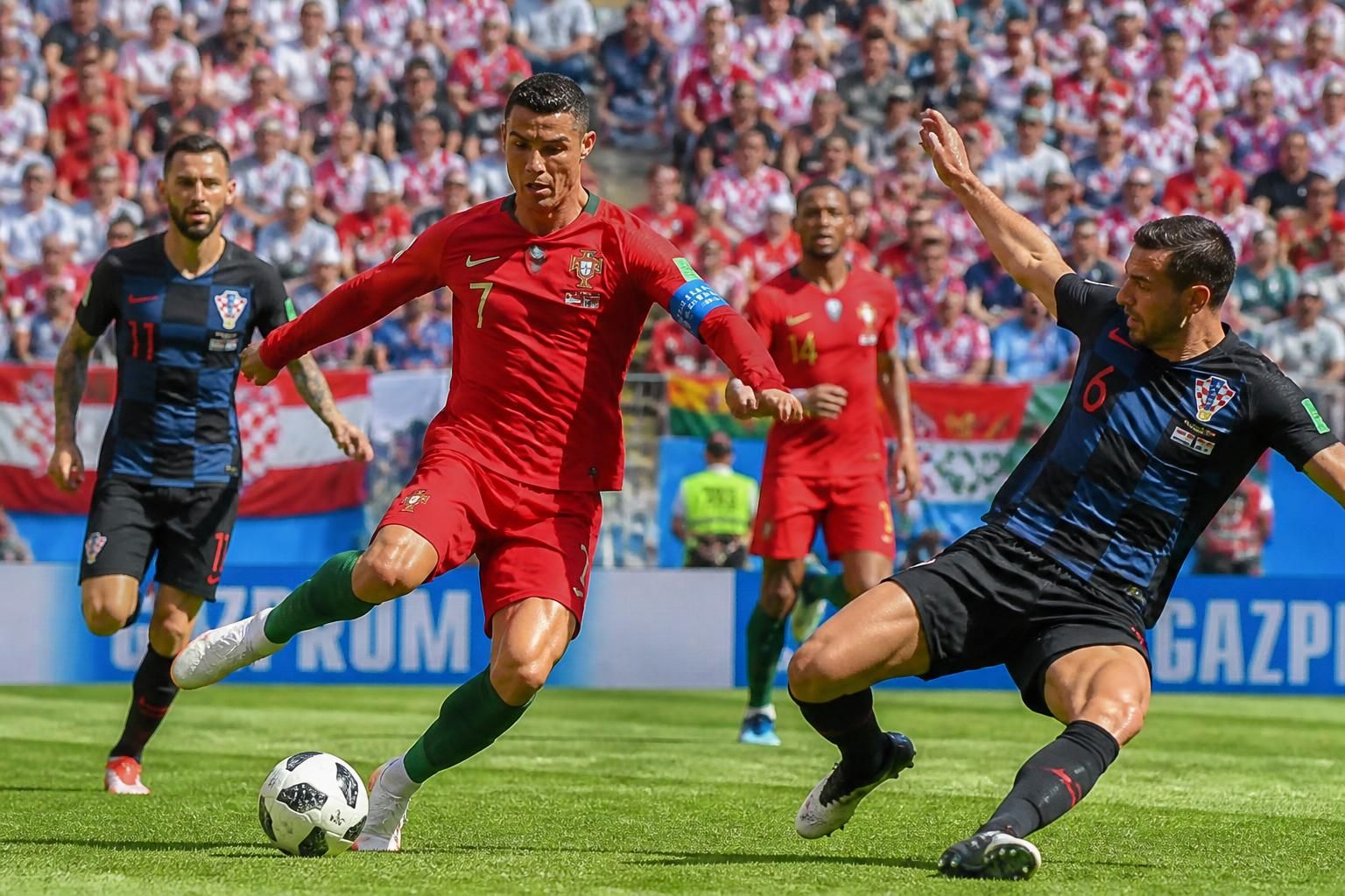 découvrez le choc intense entre le portugal et la croatie lors de la coupe du monde, un affrontement palpitant prévu sous un soleil de plomb qui promet suspense et passion.