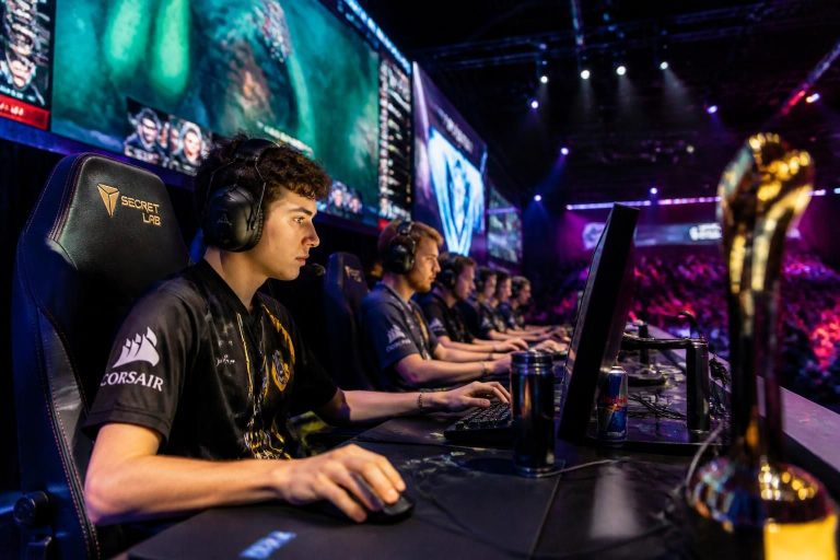 découvrez comment un jeu vidéo sorti il y a 13 ans est devenu l'un des titres les plus compétitifs et influents de l'histoire du gaming.