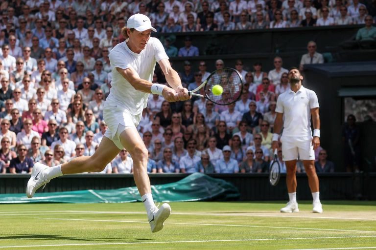 revivez la performance impressionnante de jannik sinner qui a dominé novak djokovic pour atteindre la finale tant attendue de wimbledon.