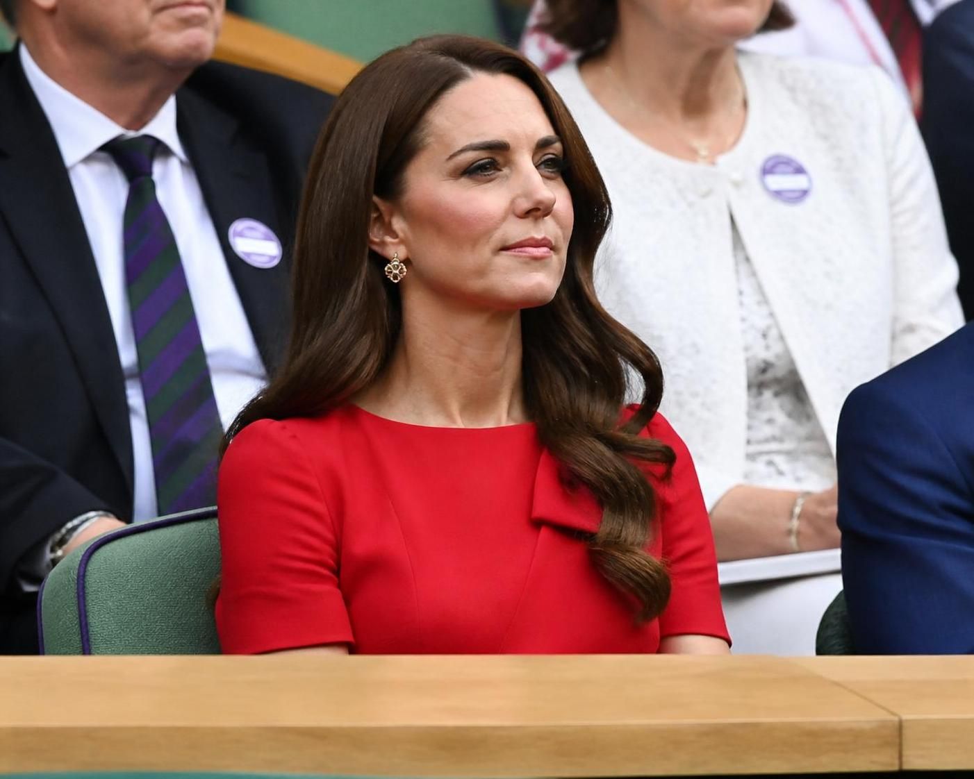 découvrez kate middleton dans la loge royale à wimbledon lors de la finale féminine, un moment élégant alliant sport et royauté.