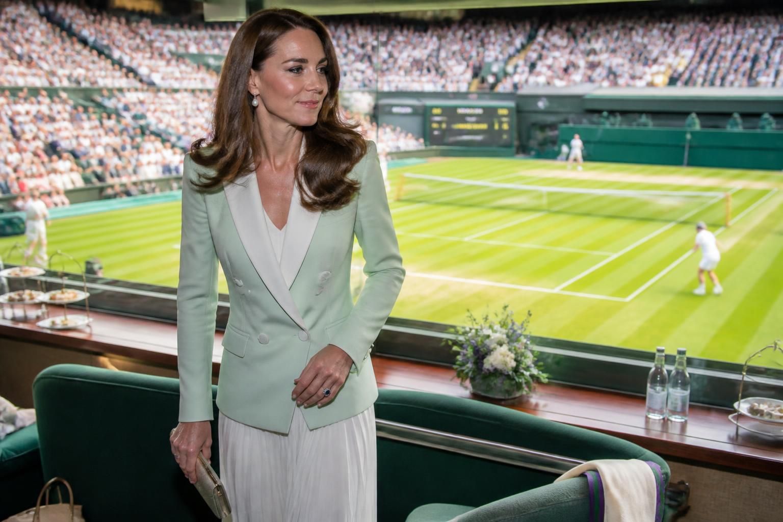 découvrez kate middleton prenant place dans la loge royale lors de la finale féminine à wimbledon, un moment emblématique alliant élégance et passion pour le tennis.