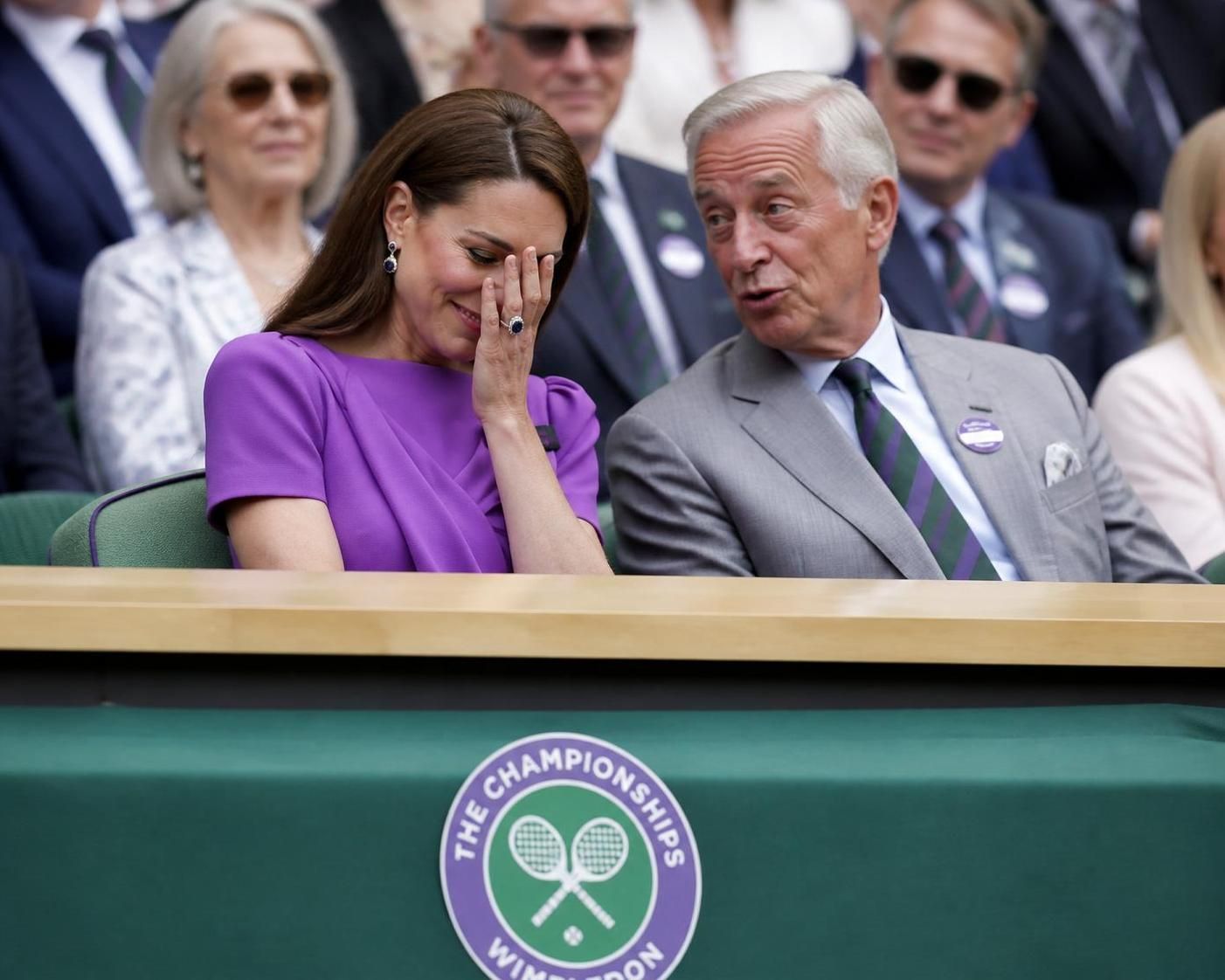 découvrez la mésaventure embarrassante de michael middleton qui a laissé kate middleton toute rouge et mortifiée lors d'un événement public.