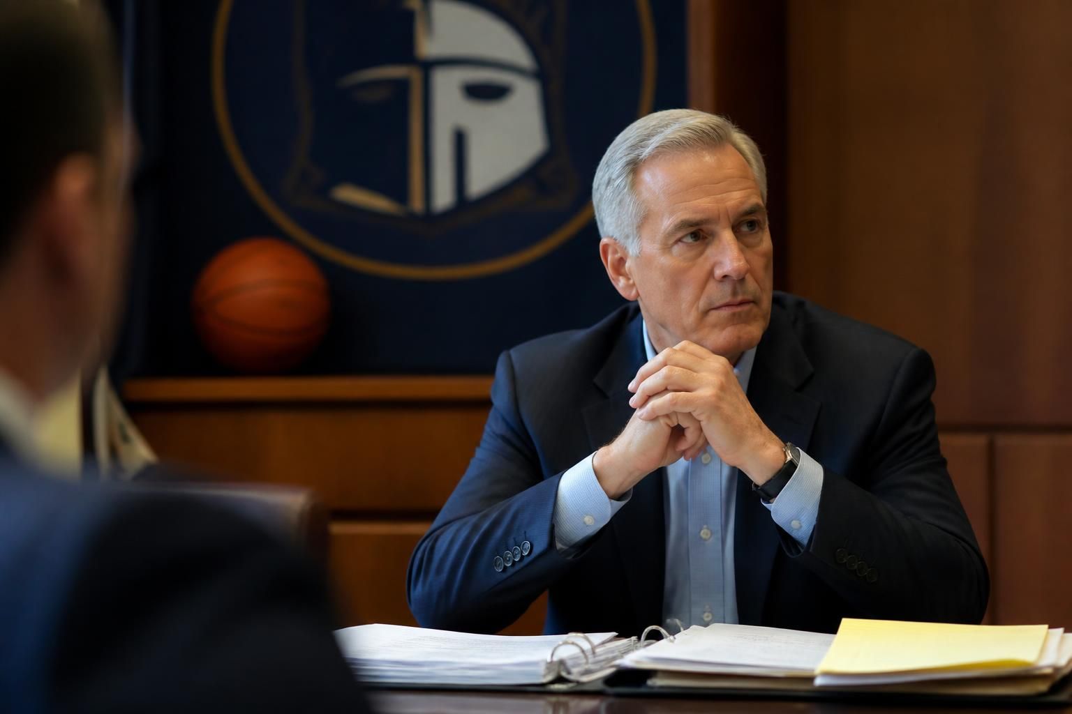 découvrez les détails de la poursuite judiciaire engagée par l'ancien entraîneur star de basketball de california baptist contre l'université.