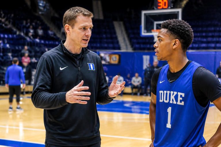 découvrez comment jon scheyer, l'entraîneur en chef de duke, met en lumière le futur prodige du basketball et ses perspectives prometteuses.