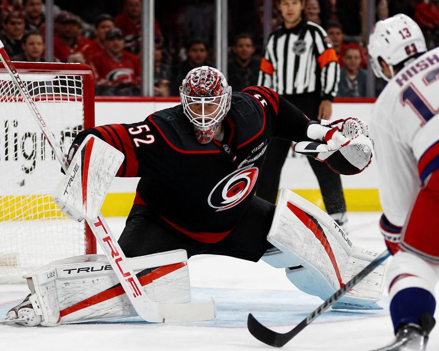 les hurricanes de la caroline ont discrètement renforcé leur équipe en signant un nouveau gardien de but pendant la période des agents libres en nhl, visant à consolider leur défense pour la saison à venir.