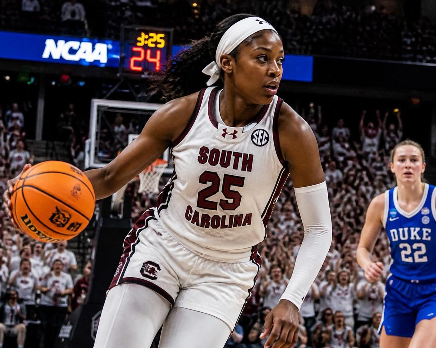 maddy mcdaniel, gardienne essentielle, quitte le programme de basketball féminin de dawn staley à l'université de caroline du sud, marquant un changement important pour l'équipe.