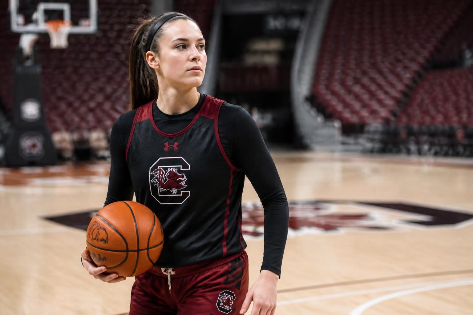 maddy mcdaniel, gardienne essentielle, quitte le programme de basketball de dawn staley en caroline du sud, marquant un tournant important pour l'équipe.