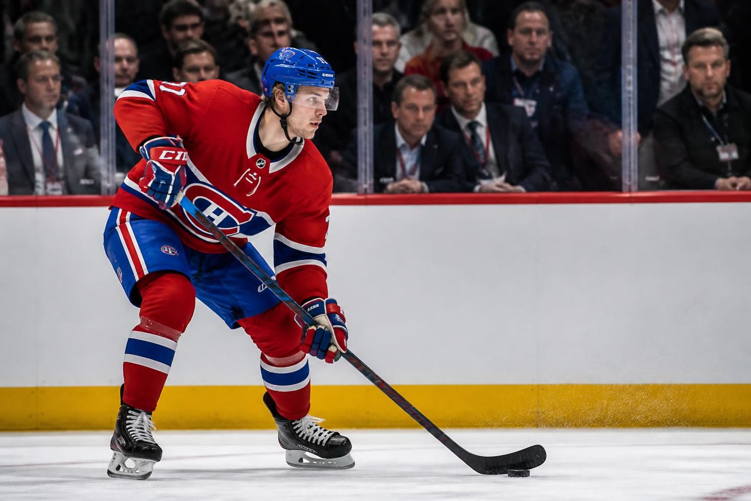 découvrez les dernières rumeurs nhl : un défenseur des canadiens attire l'attention des équipes en vue d'un possible échange.