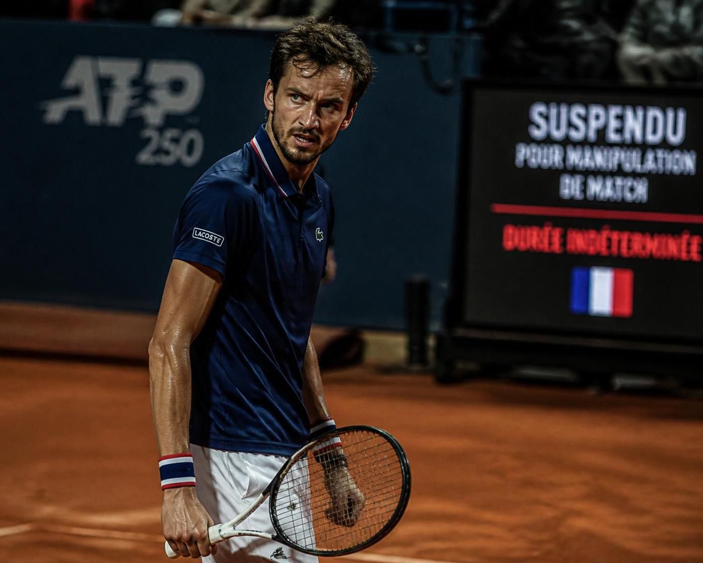 un joueur de tennis français voit sa suspension pour manipulation de match prolongée à trois ans après appel, renforçant la lutte contre la tricherie dans le sport.
