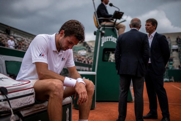 un joueur de tennis français voit sa suspension pour manipulation de match prolongée à trois ans après appel, renforçant la lutte contre la corruption dans le sport.