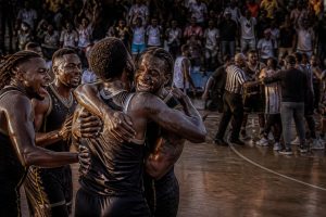 jhx hoops s'impose face aux aftershocks en tbt, mais la victoire est éclipsée par un chaos survenu après le match, plongeant les fans dans la surprise et le tumulte.