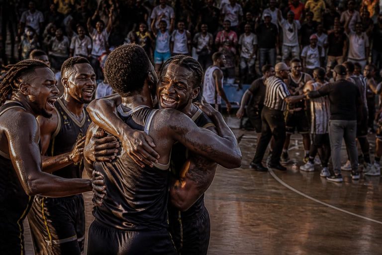 jhx hoops s'impose face aux aftershocks en tbt, mais la victoire est éclipsée par un chaos survenu après le match, plongeant les fans dans la surprise et le tumulte.